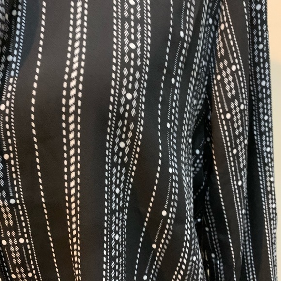 💥NWT - Black and white blouse with front tie - Picture 2 of 7